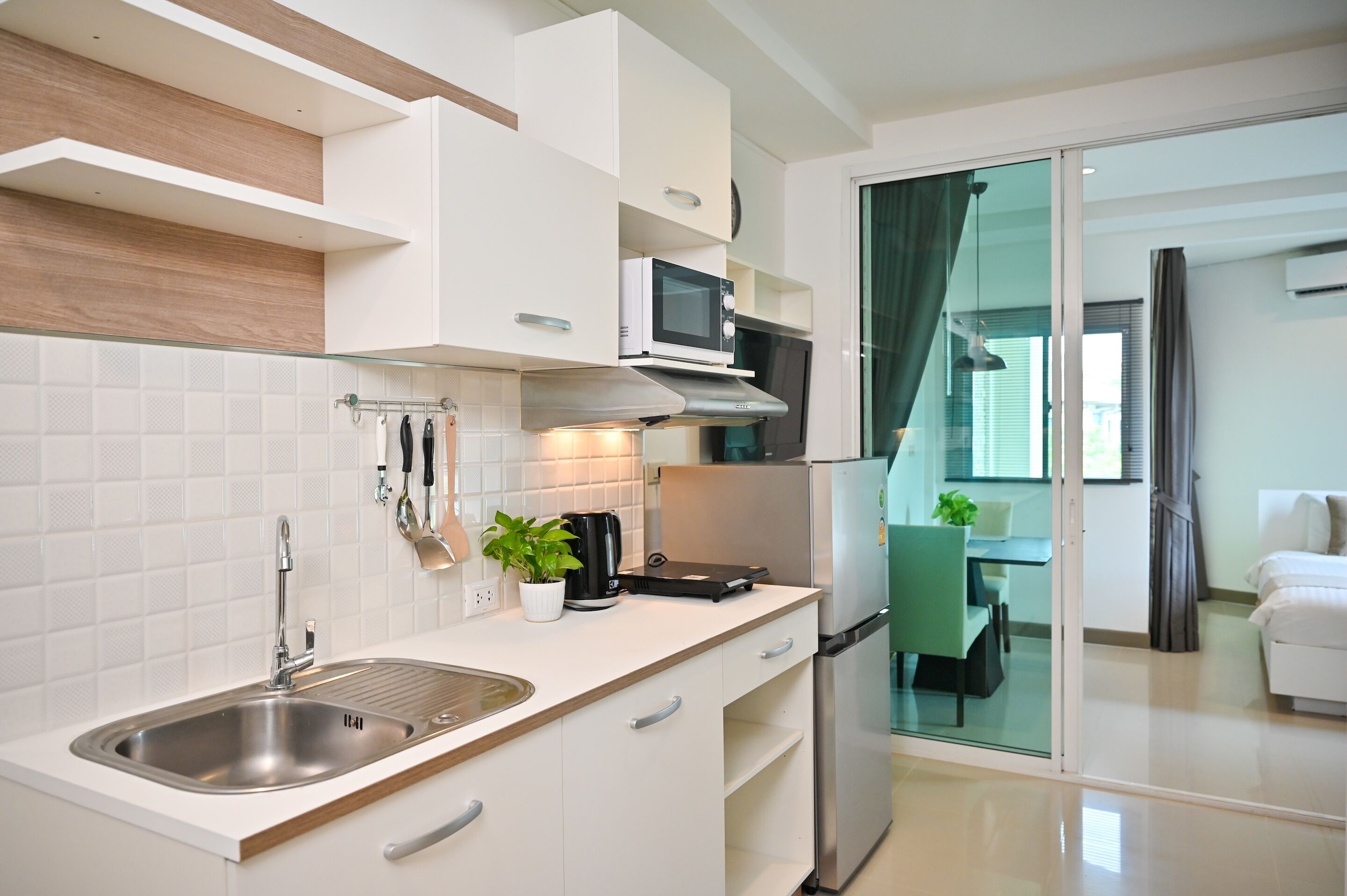 junior room | private kitchenette | fridge, microwave