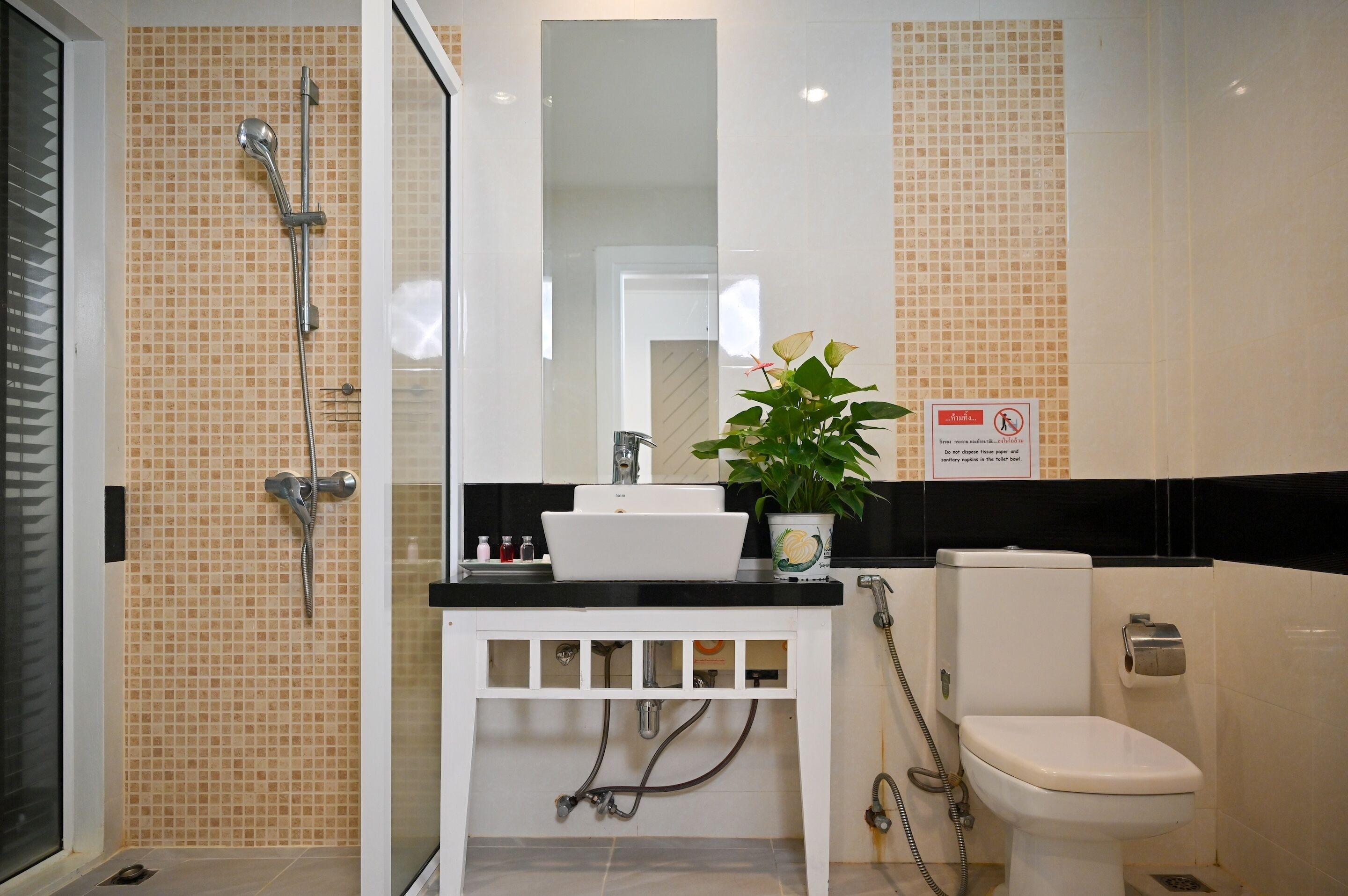 junior room | bathroom | free toiletries, hair dryer, towels, soap