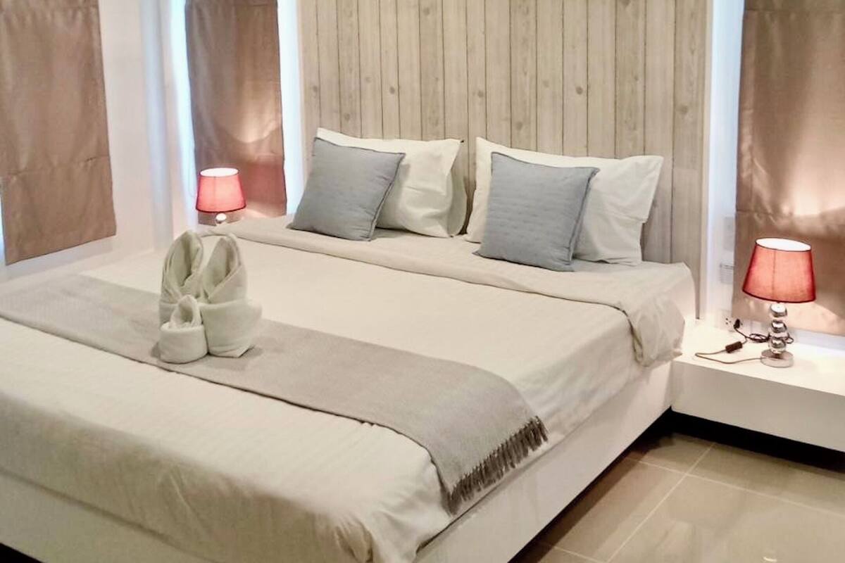 1 Bedroom Suite | Safe på rommet, blendingsgardiner, lydisolert og wi-fi (inkludert)