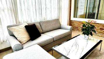 King Suite | บริเวณนั่งเล่น | ทีวีจอแบน 42 นิ้ว พร้อมช่องเคเบิล, ทีวี