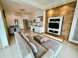 1 Bedroom Suite | 객실 내 금고, 암막 커튼, 방음 설비, 무료 WiFi