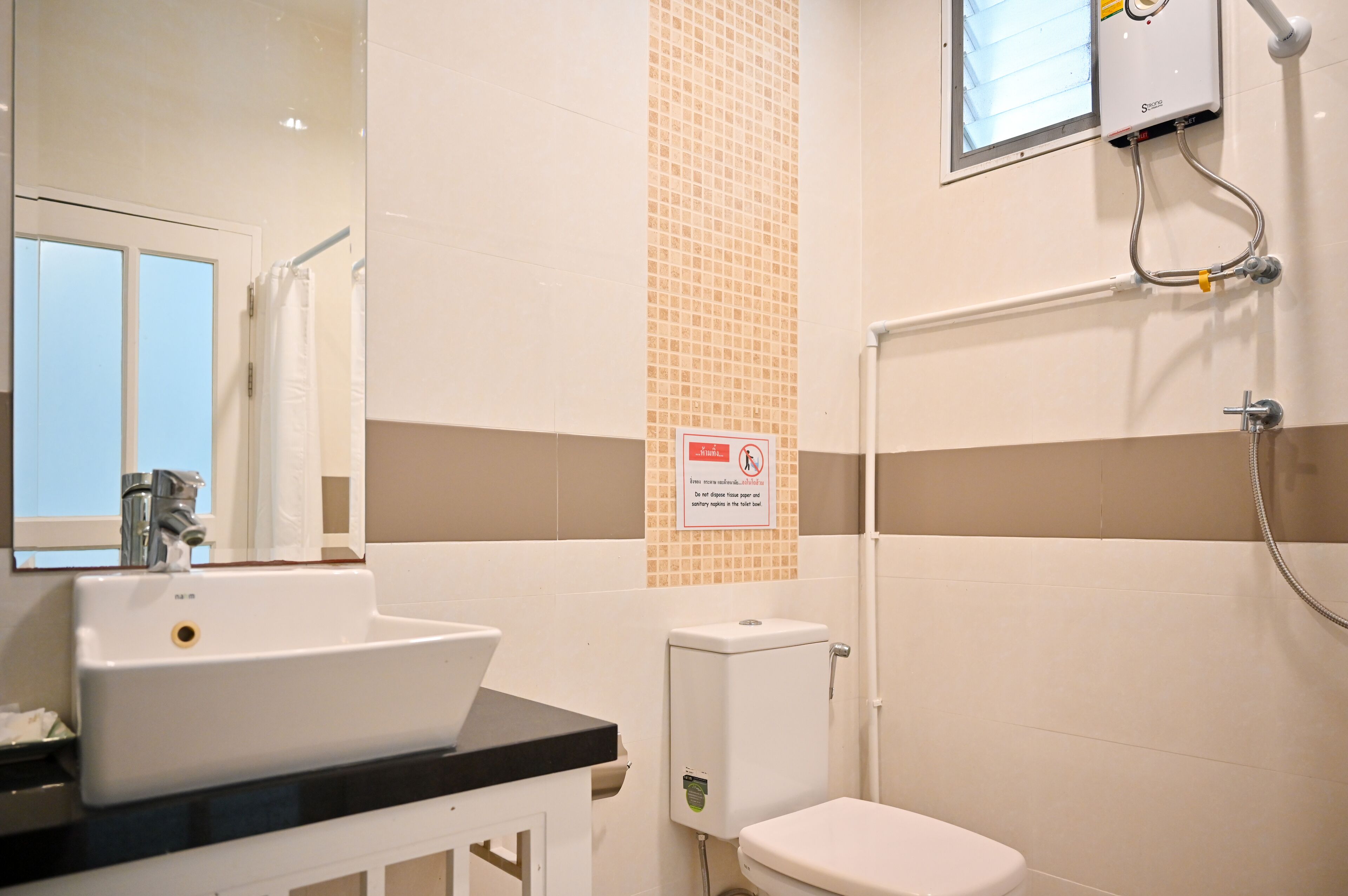 Une salle de bain avec un lavabo, des toilettes et une douche.