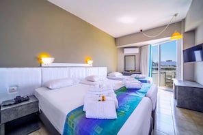 Espacio para trabajar con laptop, cortinas blackout y insonorización