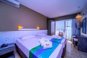 Espacio para trabajar con laptop y cortinas blackout 