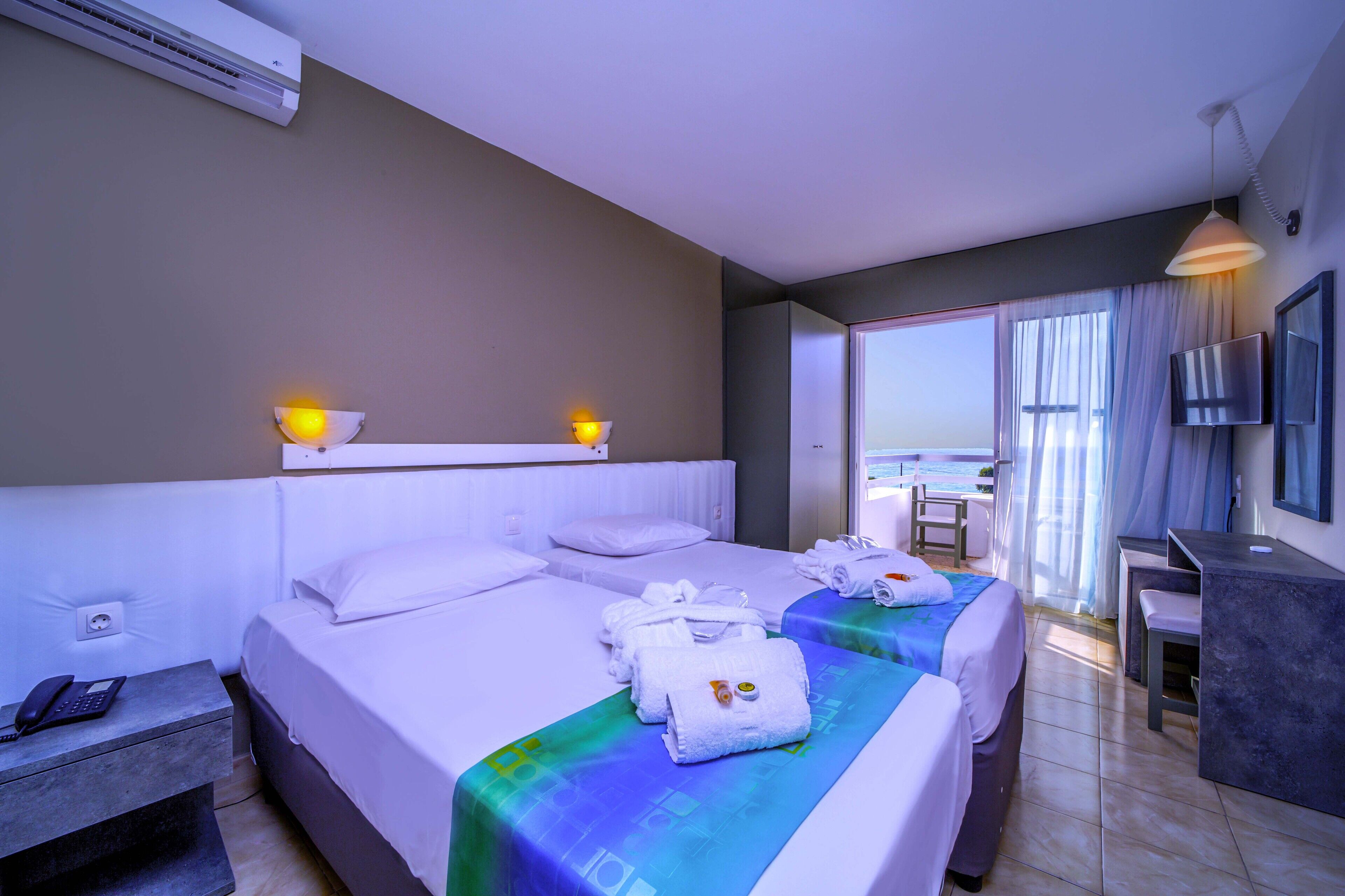 Espacio para trabajar con un portátil y cortinas opacas