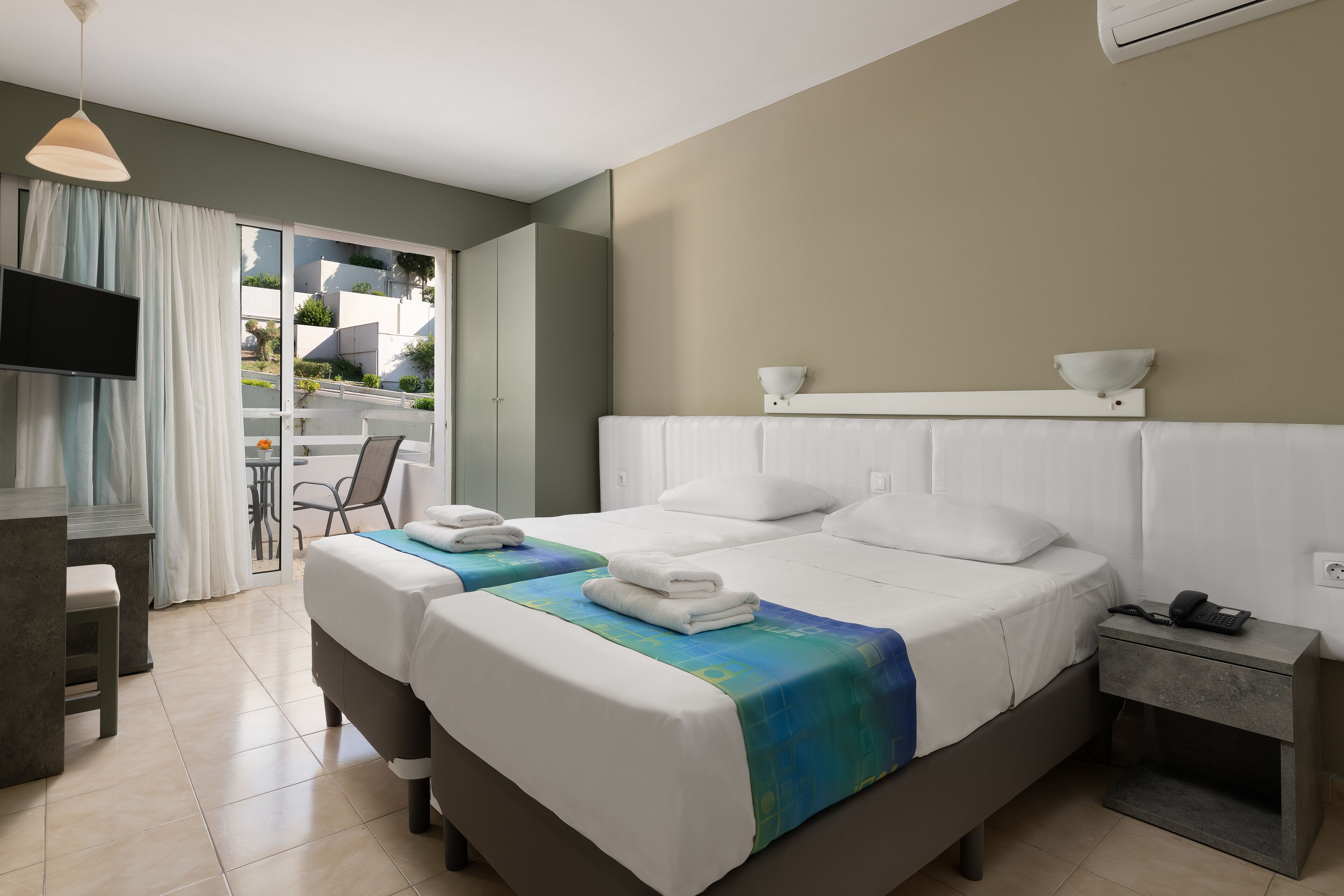 Espacio para trabajar con un portátil y cortinas opacas