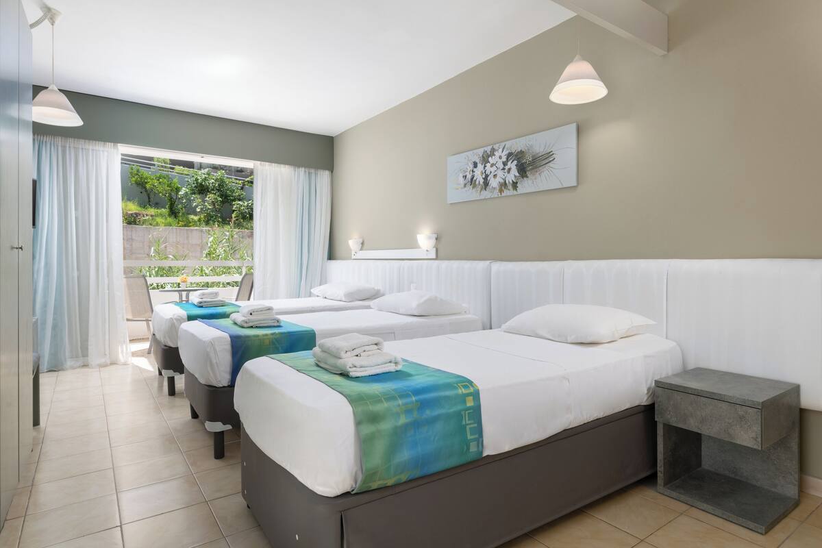 Standard trippelrum - 1 sovrum (Land View) | Arbetsyta för laptop, mörkläggningsgardiner och ljudisolering