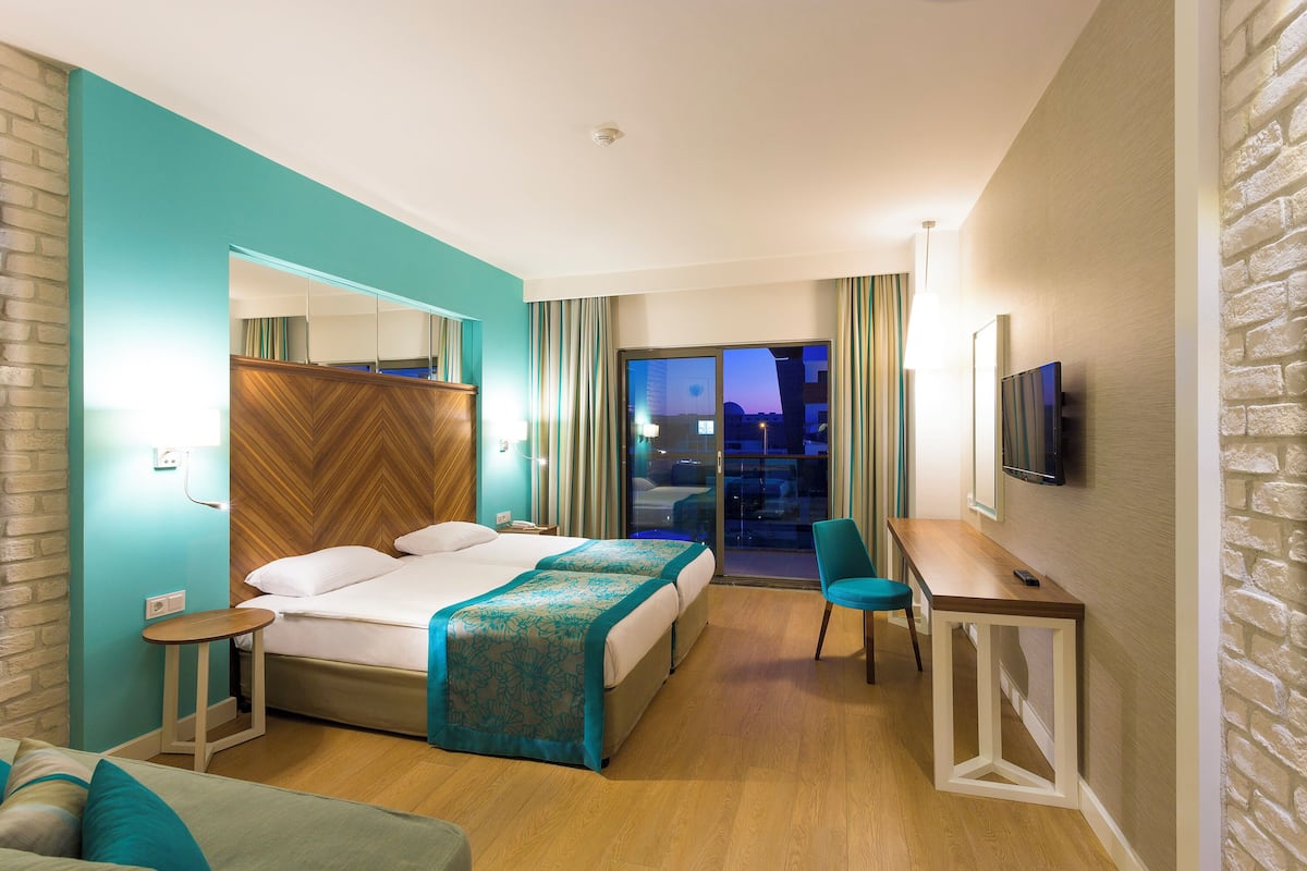 Standard Room, Pool View | Bar mini percuma, kalis bunyi, Wi-fi percuma, cadar katil