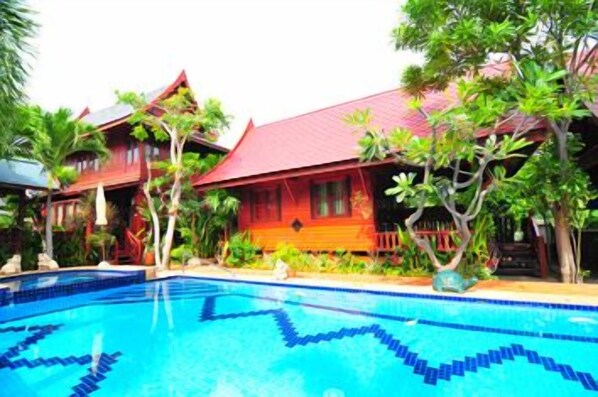 วิลล่า, ริมสระว่ายน้ำ (Pool Side Villa) | สระว่ายน้ำ | สระว่ายน้ำกลางแจ้ง, ร่มริมสระว่ายน้ำ, เก้าอี้อาบแดดริมสระ