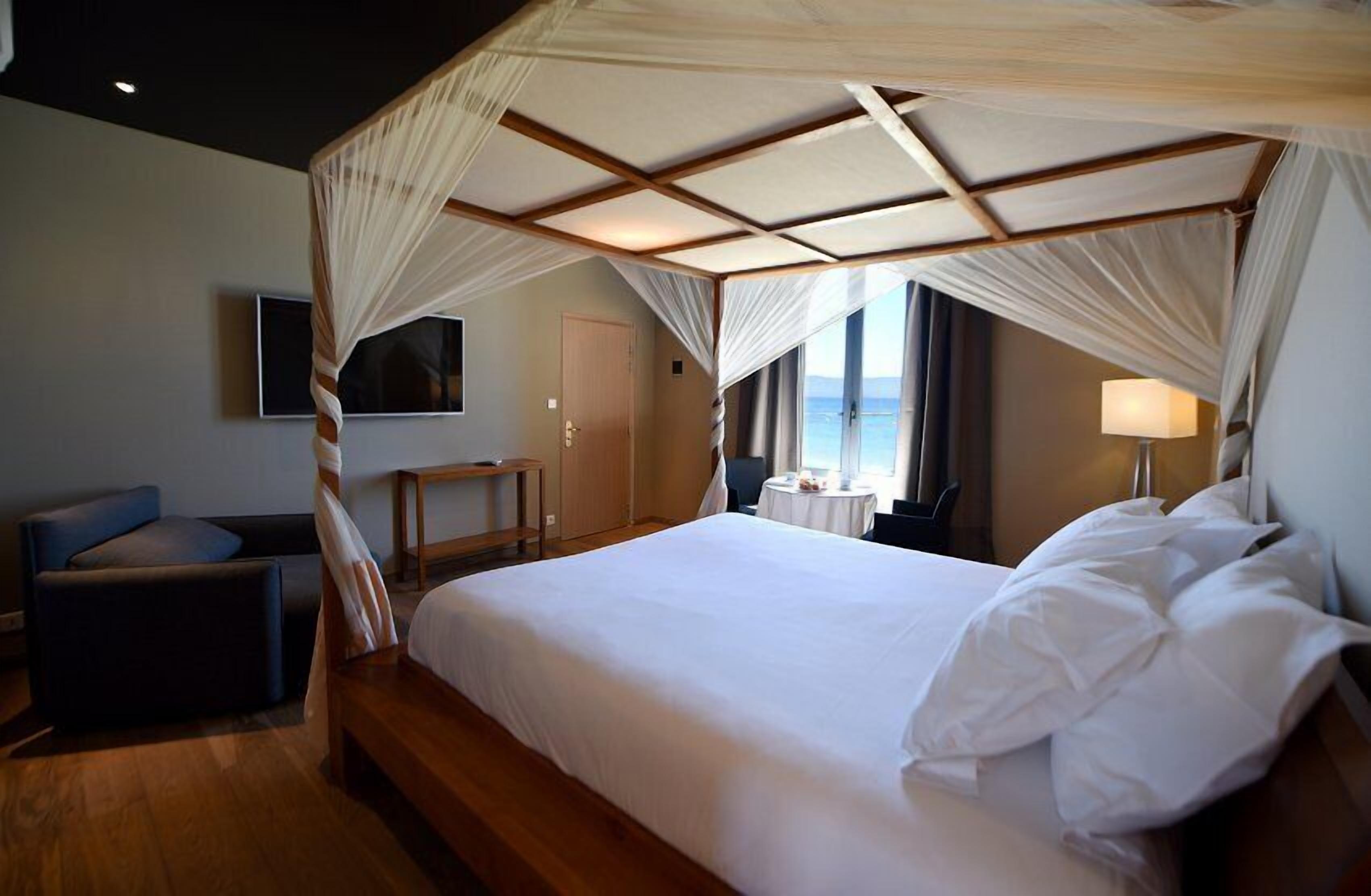 Junior Suite Club | Soundproofing, free cots/infant beds, rollaway beds, free WiFi