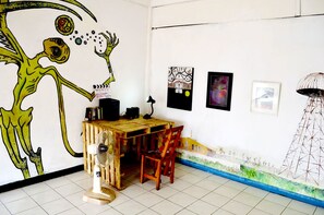 Room with Air Conditioning | In-room business center - The Overstay Art Hostel (Bangkok)