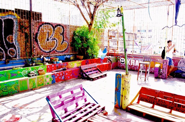 Terrace/patio - The Overstay Art Hostel (Bangkok)