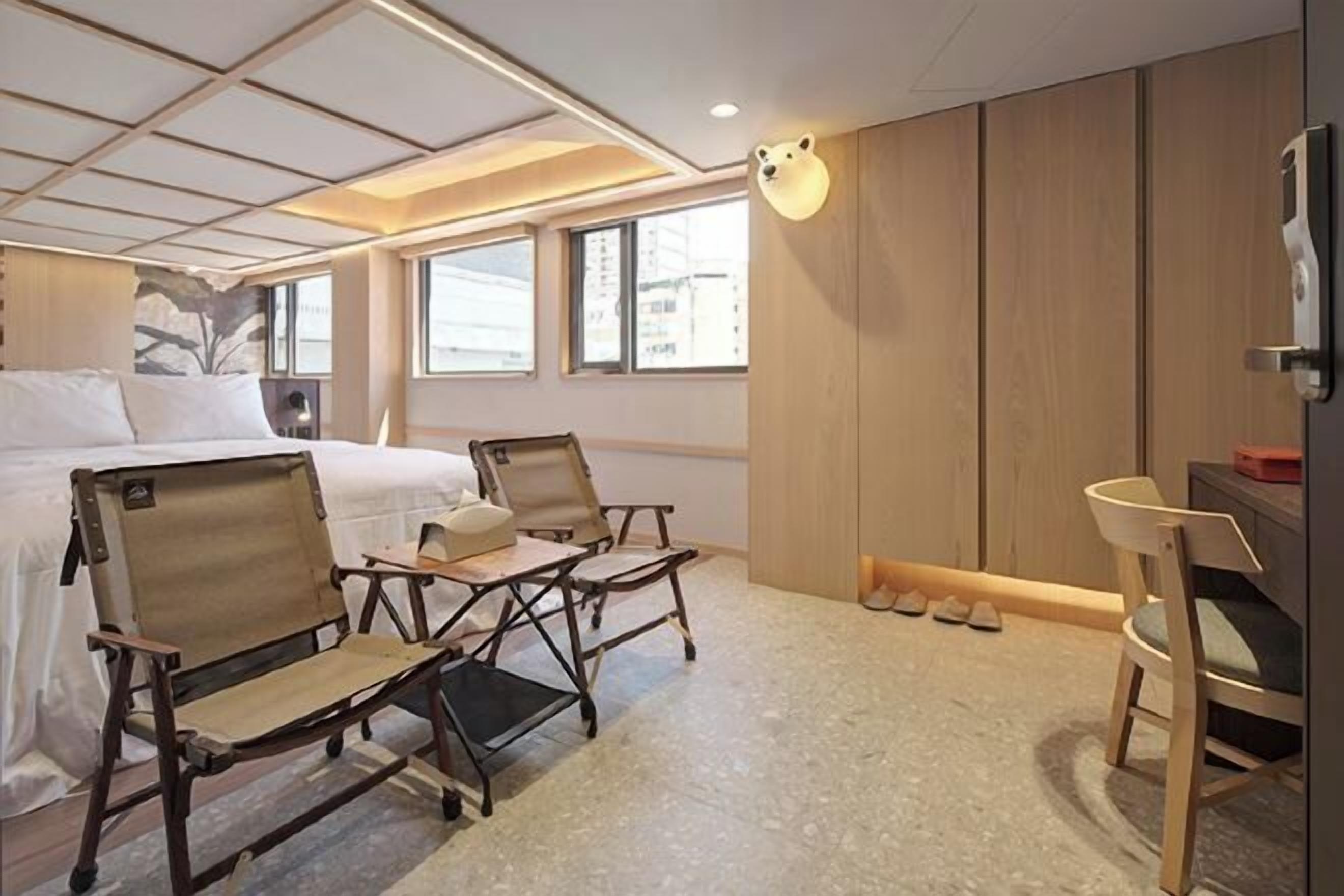 Cubrecamas y caja de seguridad en la habitación 