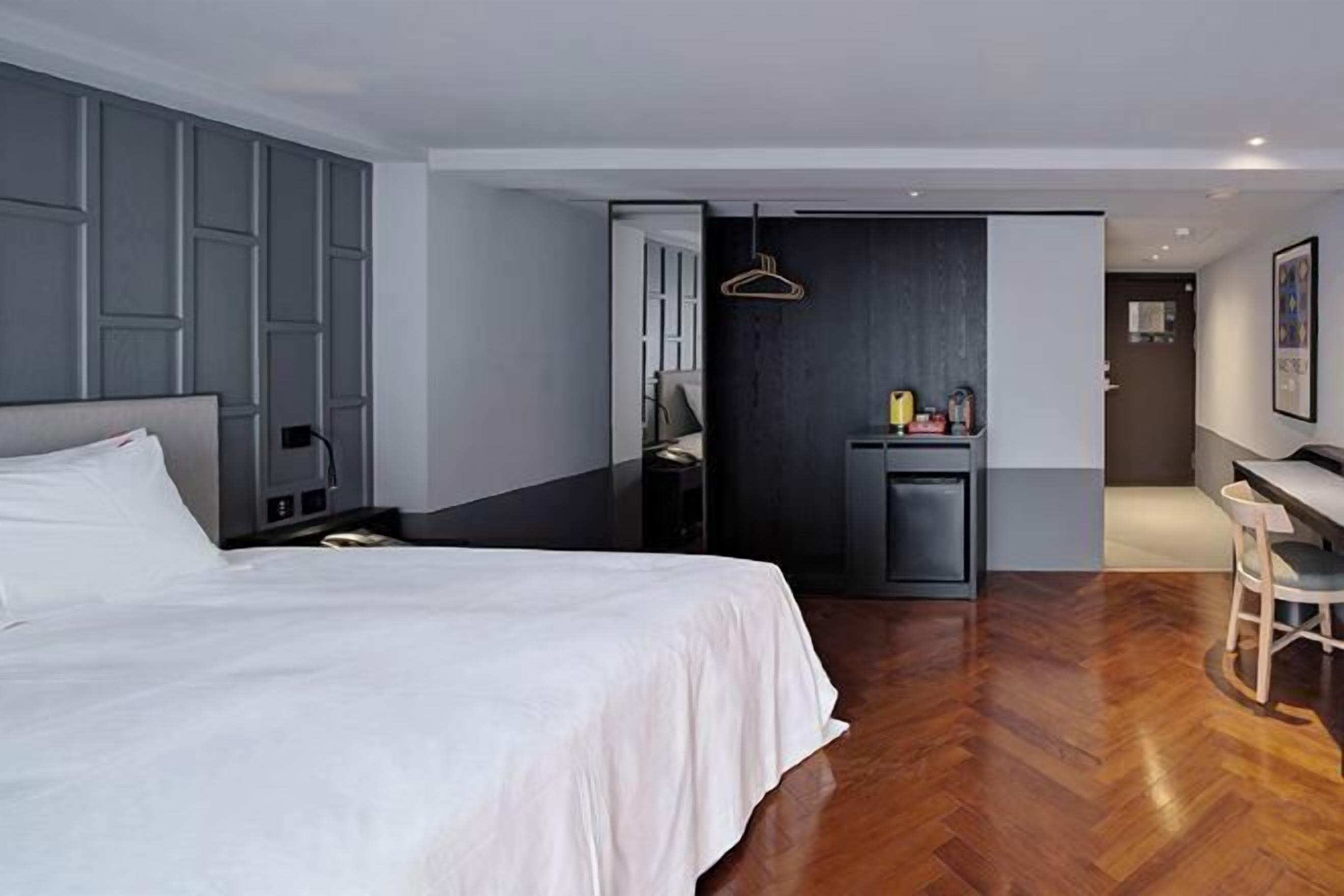 Cubrecamas y caja de seguridad en la habitación 