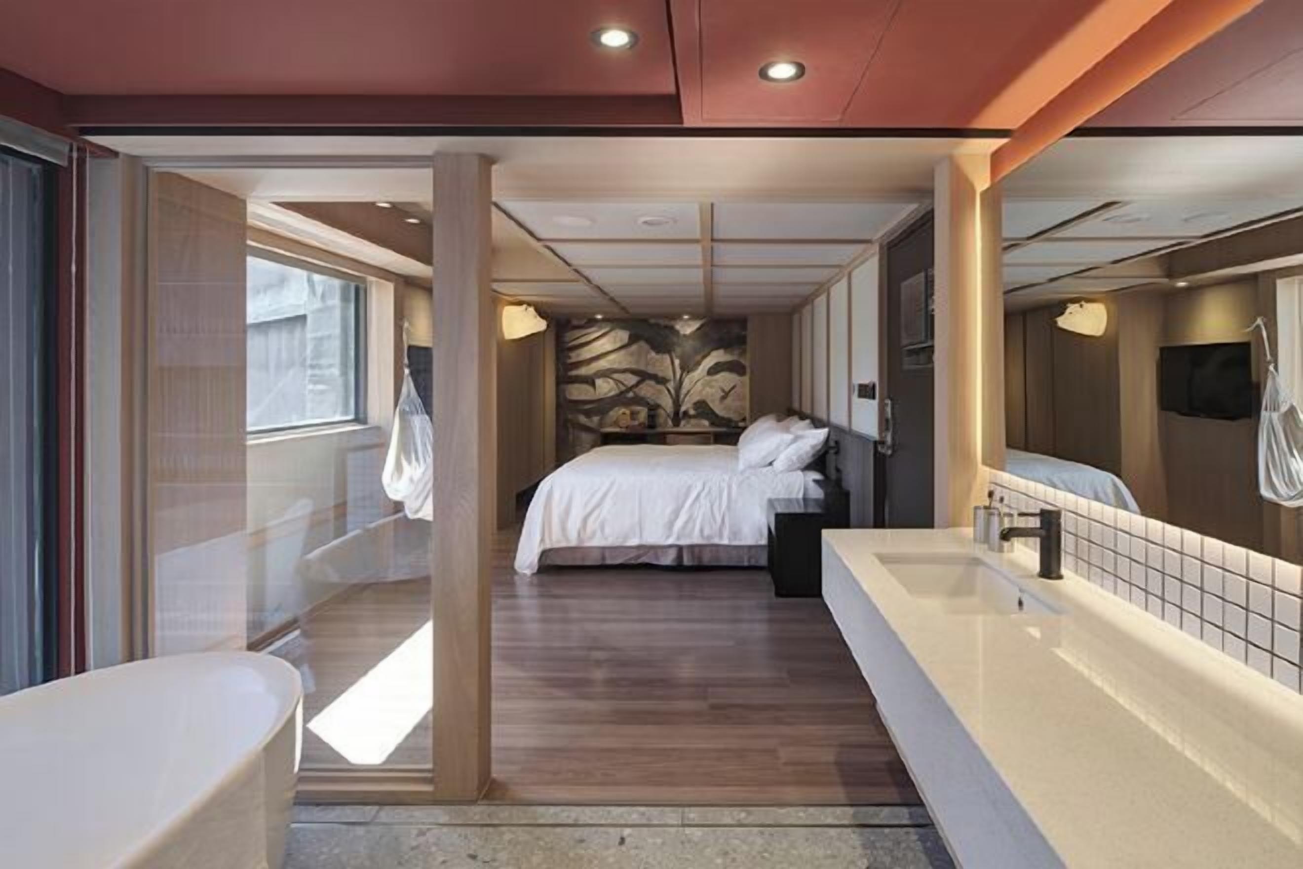 Cubrecamas y caja de seguridad en la habitación 