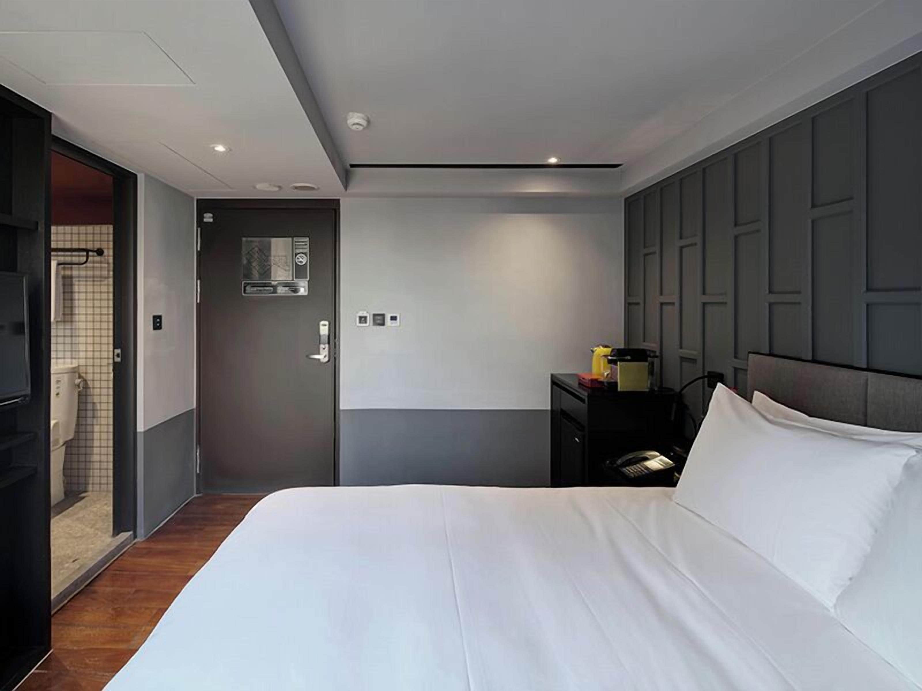 classic double room | 1 bedroom, down duvets, in-room safe, iron/ironing board