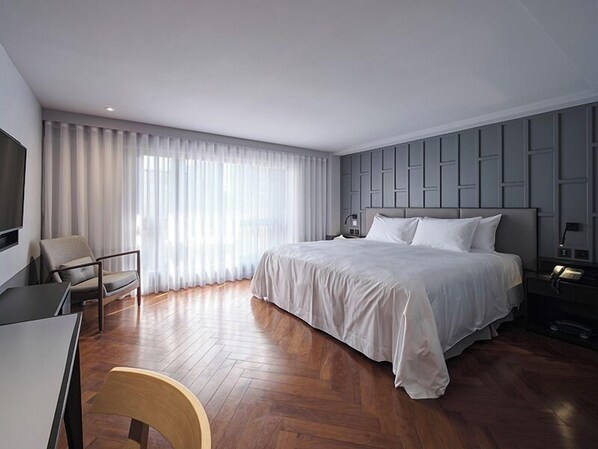 Deluxe dubbelrum | Duntäcken, värdeförvaringsskåp på rummet och strykjärn/strykbräda