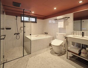 Deluxe Double Room | Bathroom | Hair dryer, electronic bidet, towels, shampoo