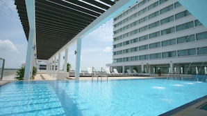 Outdoor pool, sun loungers - RH Hotel (Sibu)