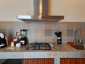 Junior Apartment, 1 King Bed, Kitchenette, Mountain View | Private kitchen