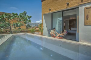 Panorámás stúdió lakosztály, 1 hálószobával, terasz, kilátással a városra | Laptophoz jól használható munkafelület és vasaló/vasalódeszka