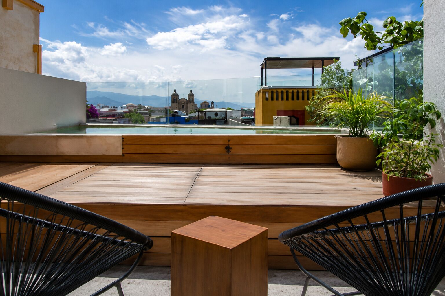 Espacio para trabajar con laptop y tabla de planchar con plancha 