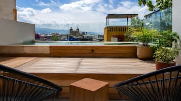 Espacio para trabajar con laptop y tabla de planchar con plancha