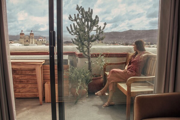 Suíte estúdio design, 1 quarto, terraço, vista para a cidade | 1 quarto, espaço de trabalho para notebook