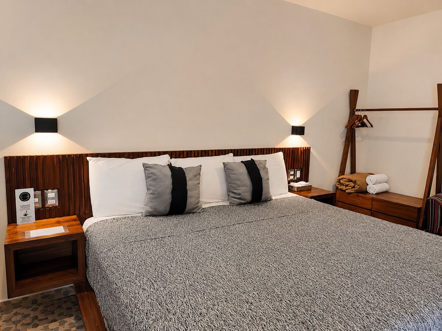 Apartamento júnior, 1 cama King, cozinha americana, vista para a montanha | Espaço de trabalho para notebook, ferros/tábuas de passar roupa