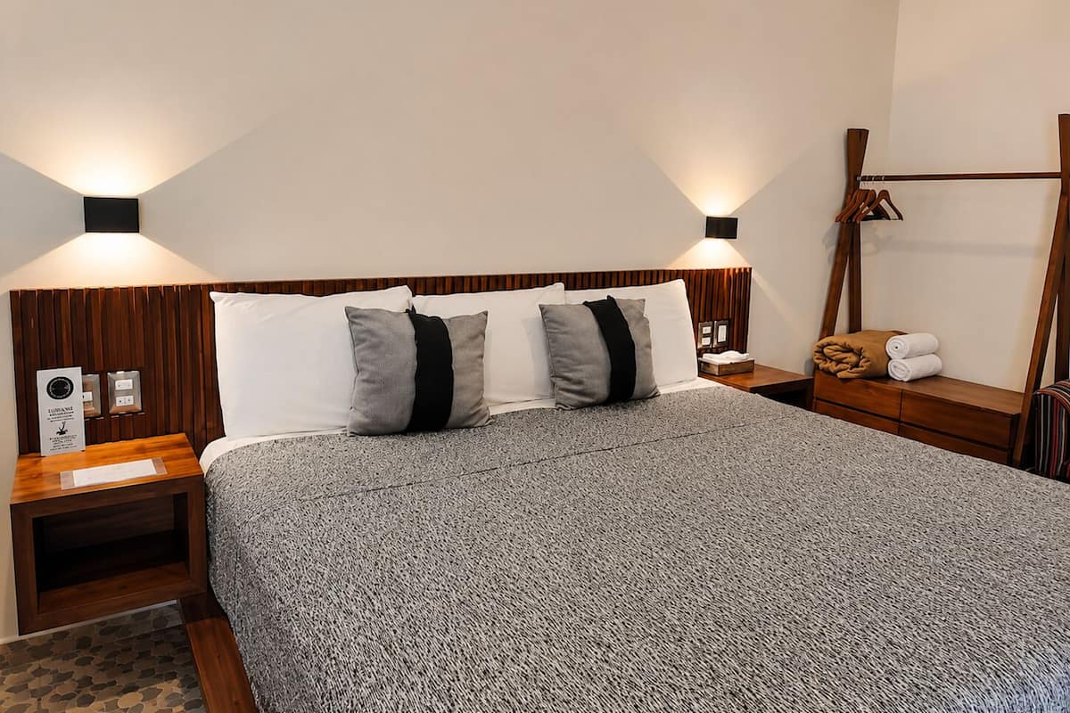 Apartamento júnior, 1 cama King, cozinha americana, vista para a montanha | Espaço de trabalho para notebook, ferros/tábuas de passar roupa