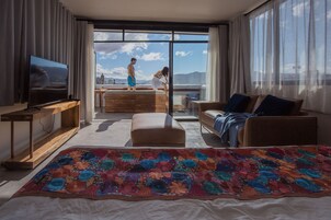 设计开间套房, 1 间卧室, 露台, 城市景观 | 笔记本电脑工作区、熨斗/熨板、免费 WiFi、床单