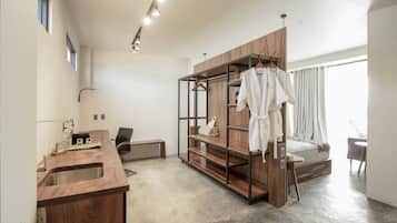 Espacio para trabajar con laptop y tabla de planchar con plancha