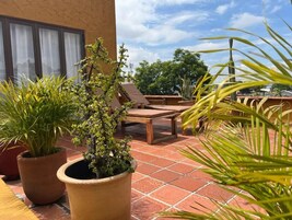 Junior apartman, 1 king (extra méretű) franciaágy, konyharész, kilátással a hegyre | Terasz/udvar