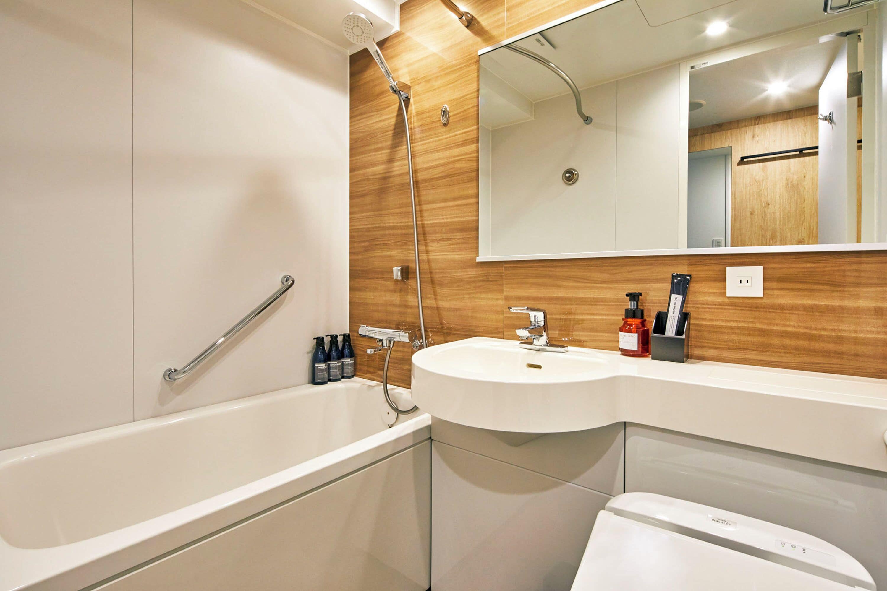 combined shower/bathtub, free toiletries, hair dryer, slippers