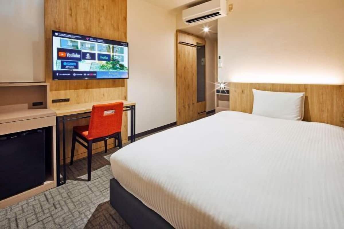 Desk, iron/ironing board, free WiFi, bed sheets