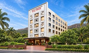 Un hotel de varios pisos con un letrero llamativo que dice 'RAJ PARK' en la parte superior.