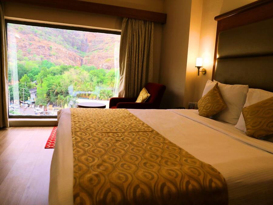 Quarto casal ou duplo (Hill View Room) | Cofres nos quartos, escrivaninha, ferros/tábuas de passar roupa