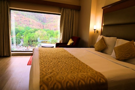 双人房或双床房 (Hill View Room) | 客房内保险箱、办公桌、熨斗/熨板、折叠床/加床(额外收费)