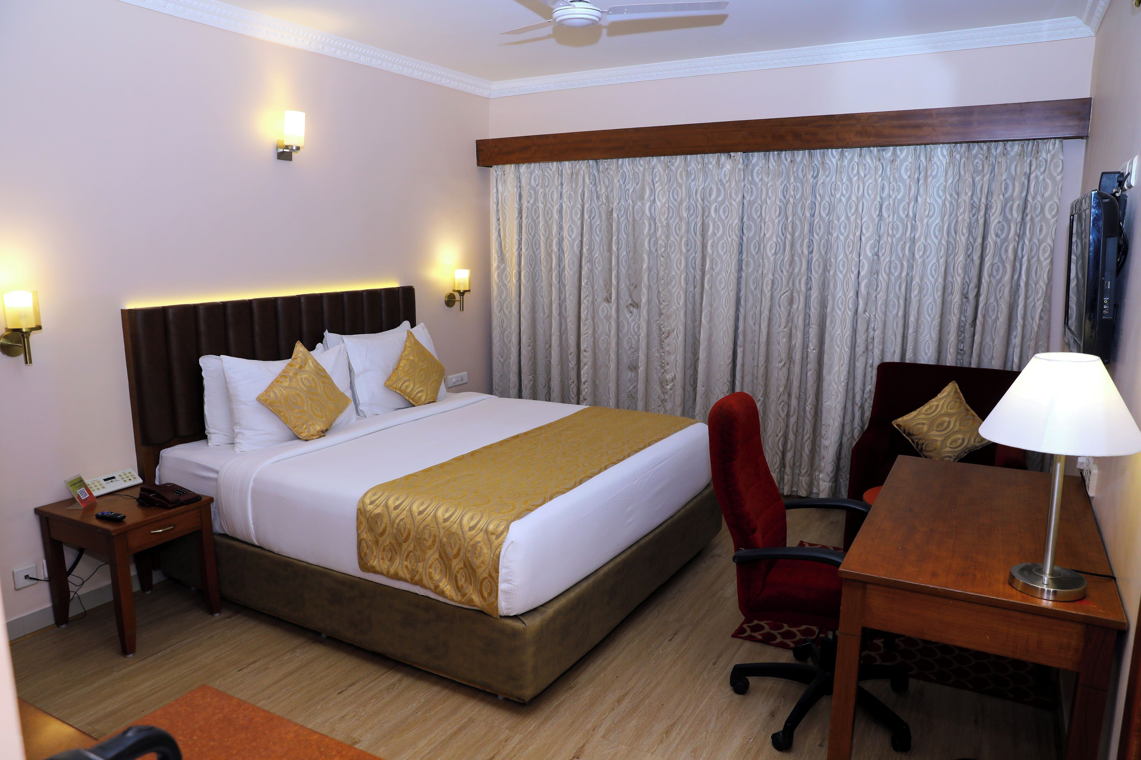 Superior Room | In-room safe, desk, iron/ironing board (on request)