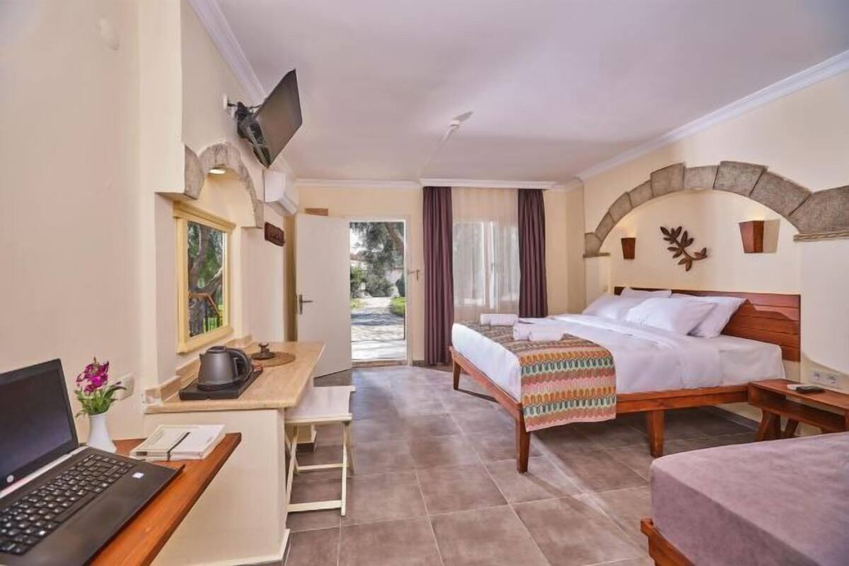 Peralatan tempat tidur premium, bar mini, peti besi dalam bilik, meja