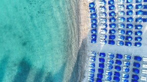 Yksityinen ranta, ilmaisia rantacabañoita, aurinkotuoleja