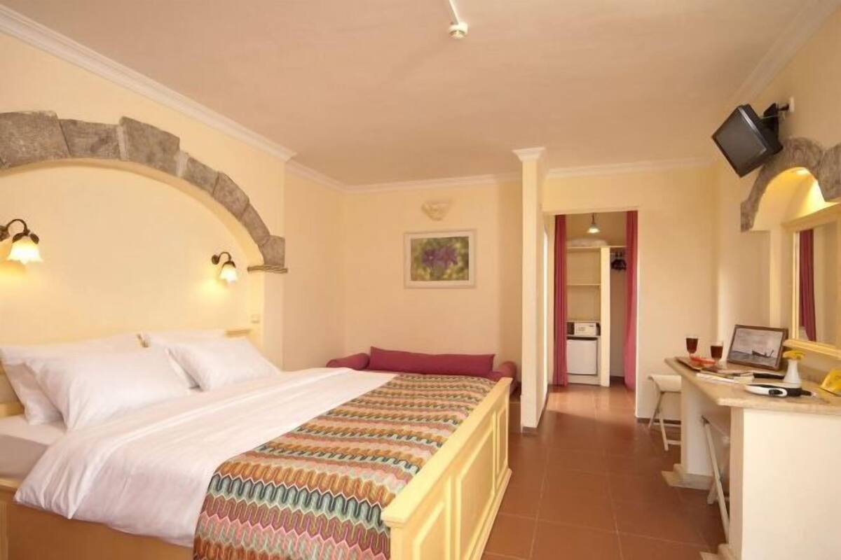 Premium bedding, minibar, in-room safe, cribs (free)