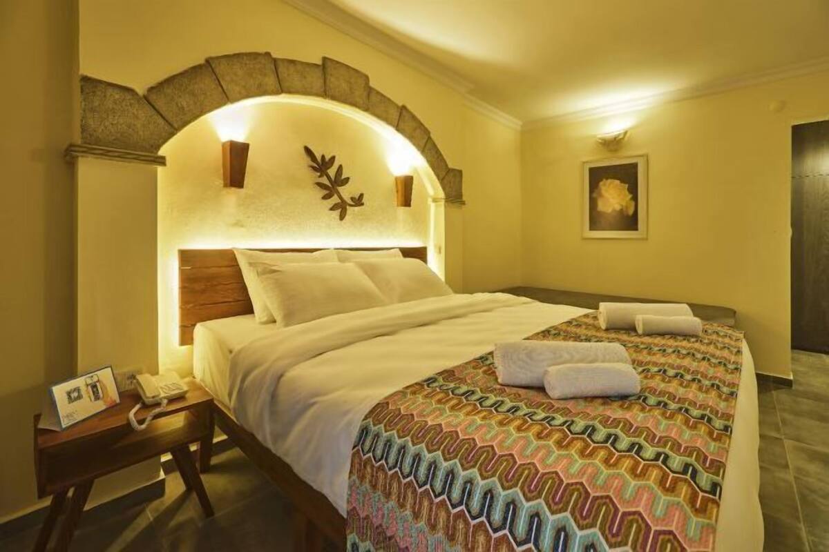 Premium bedding, minibar, in-room safe, cribs (free)