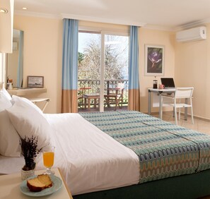 高級寢具、迷你吧、房內夾萬、免費嬰兒床