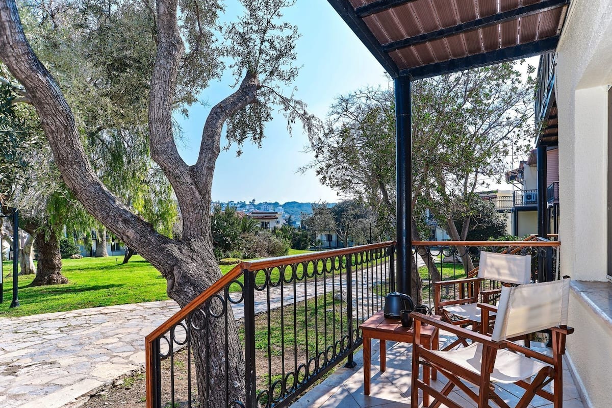 Ylelliset vuodevaatteet, minibaari, tallelokero huoneessa, työpöytä