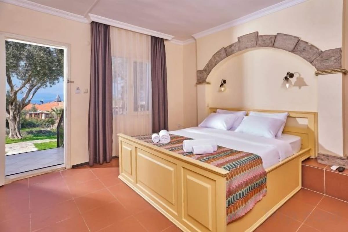 Premium bedding, minibar, in-room safe, cribs (free)