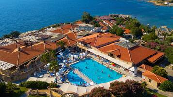 3 outdoor pools, open 10:00 AM to 7:00 PM, pool umbrellas, pool loungers