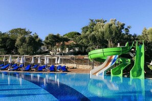 3 outdoor pools, open 10:00 AM to 7:00 PM, pool umbrellas, pool loungers