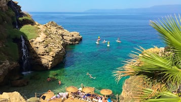 Plage privée, cabines gratuites, chaises longues, parasols