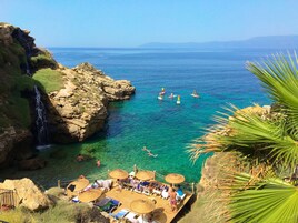 Playa privada, camas de playa gratis, sillas reclinables de playa